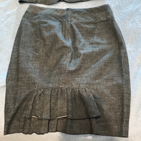 Dark Jean looking material but on the thinner side for cooler weather. - Picture 2 of 4